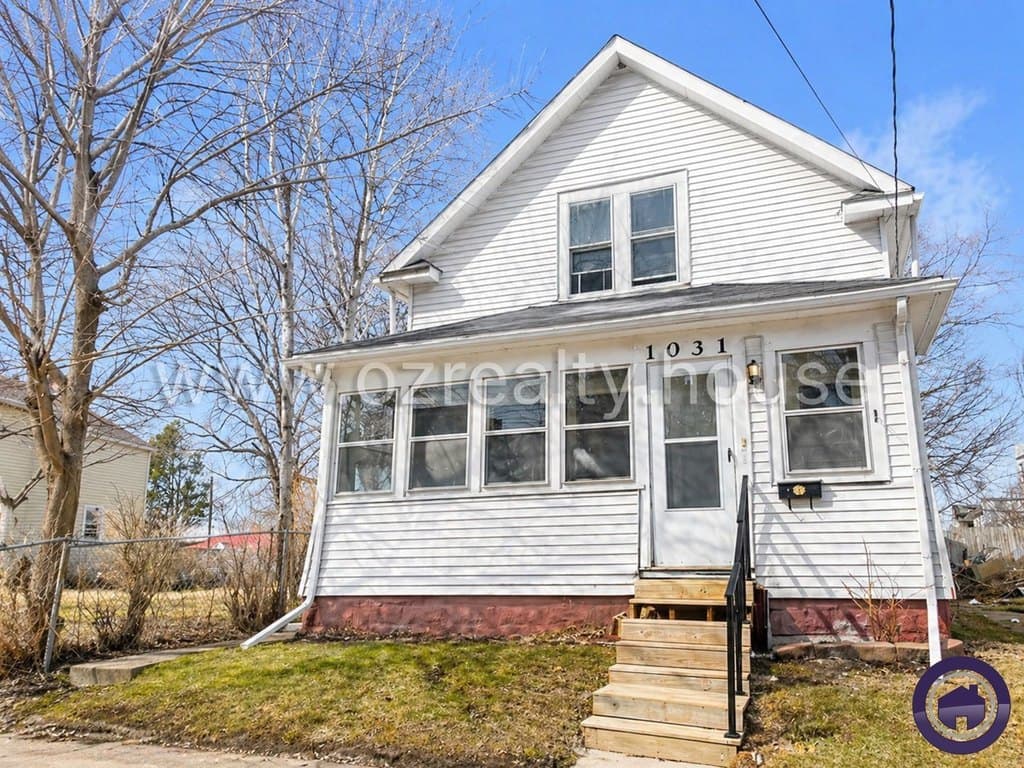 1031 N Michigan St
