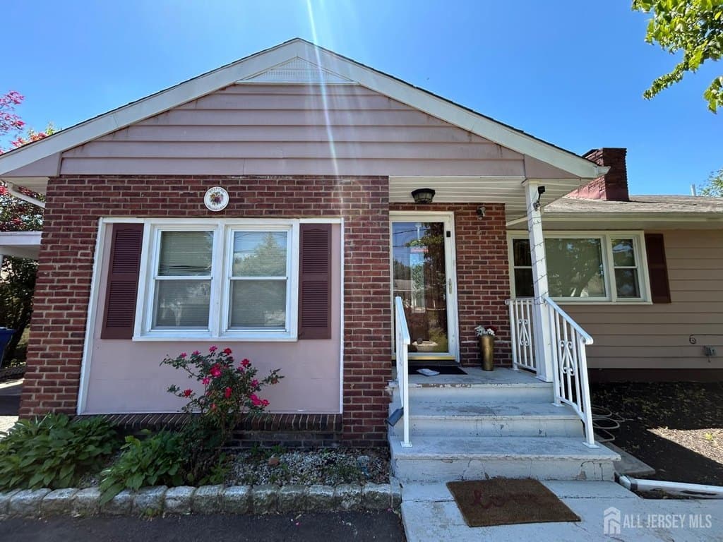 869 Gates Ave