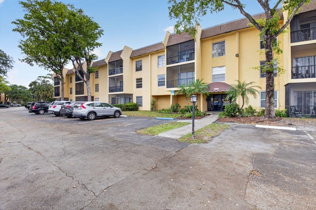 480 NW 20th St Apt 205