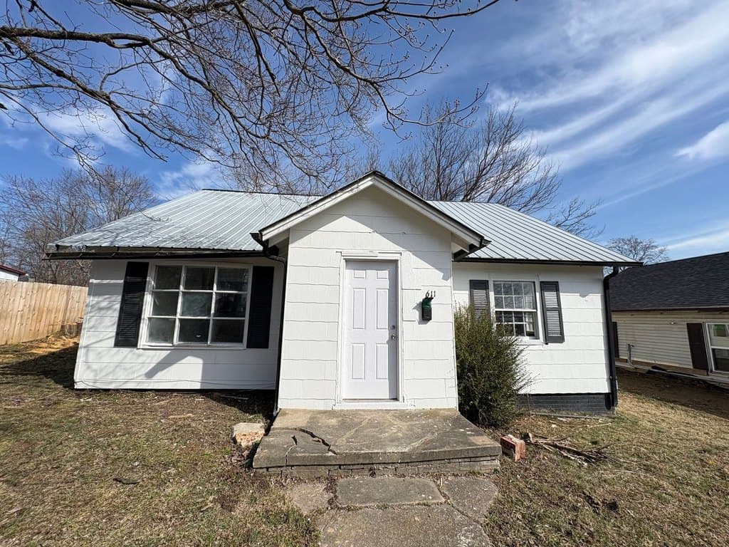 611 E Main St