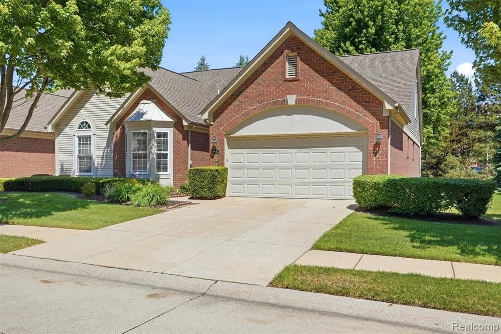 4421 Honeysuckle Dr