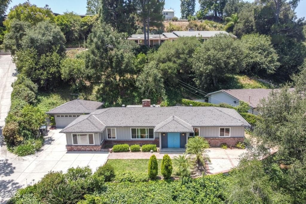 1290 Club House Dr