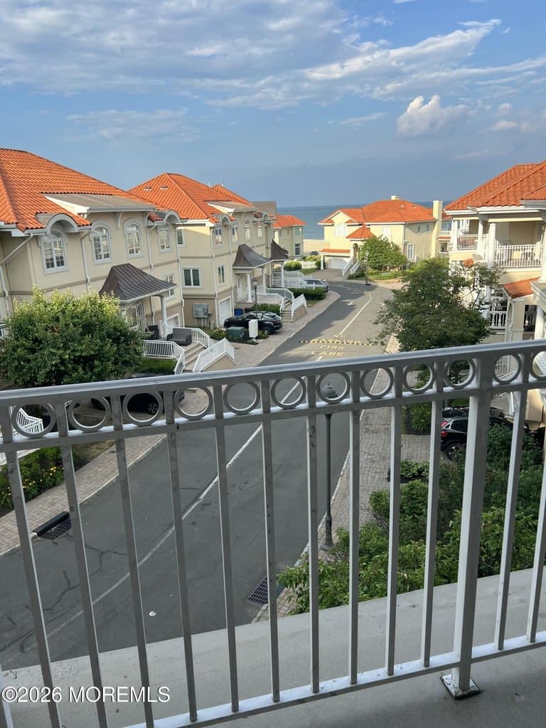121 Riviera Dr