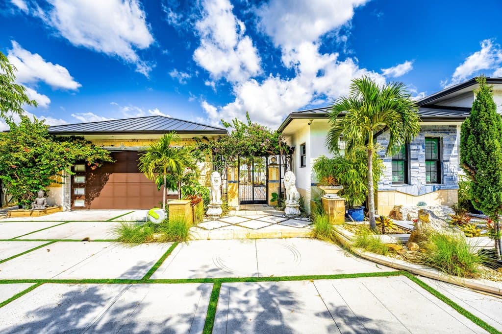 1325 N Mangonia Dr