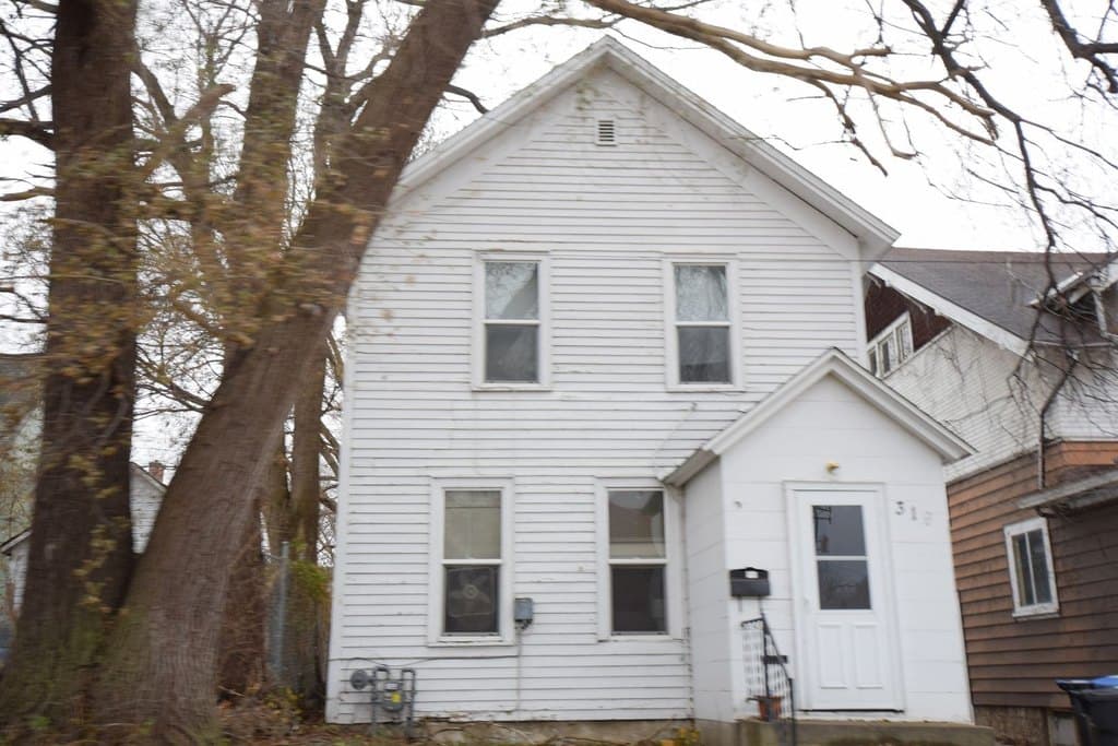 319 E Main St