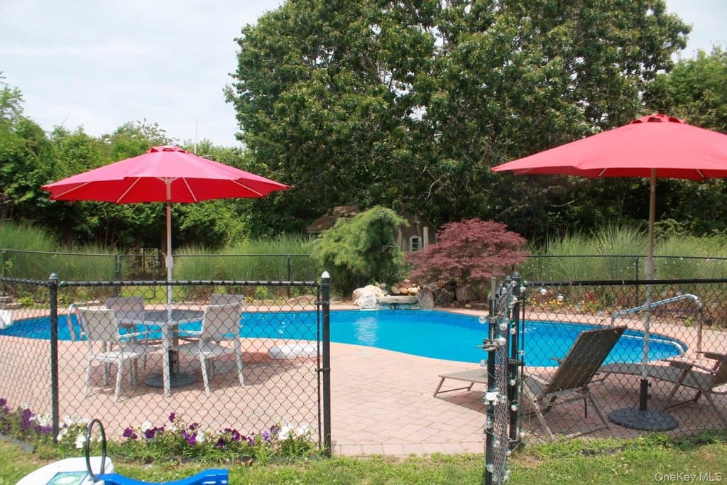 144 Manor Ln