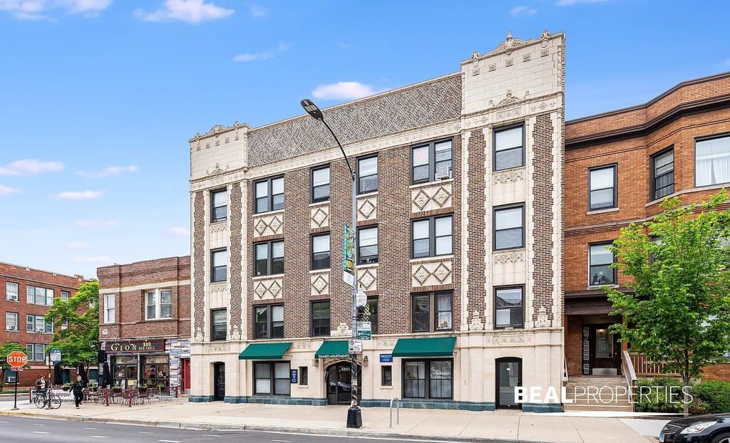 4851 North Damen